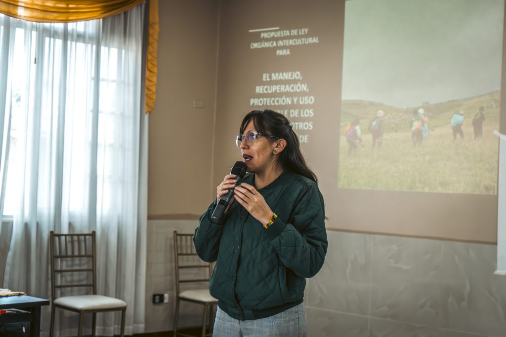 Comunidades de Tungurahua avanzan en el fortalecimiento de la gobernanza del páramo mediante un diálogo participativo sobre la propuesta de Ley Intercultural. Con apoyo de SWISSAID y organizaciones aliadas, se consolidan acciones para proteger los ecosistemas de altura, asegurar el agua y fortalecer la gestión comunitaria frente al cambio climático.