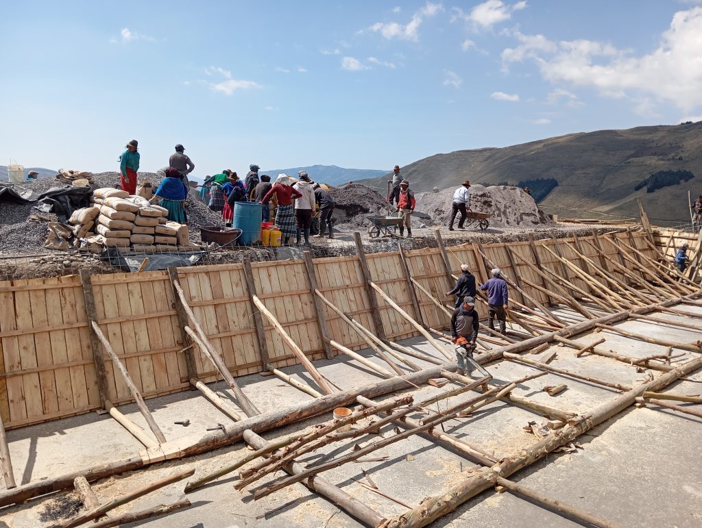 Construcción comunitaria de tanques reservorios para el riego